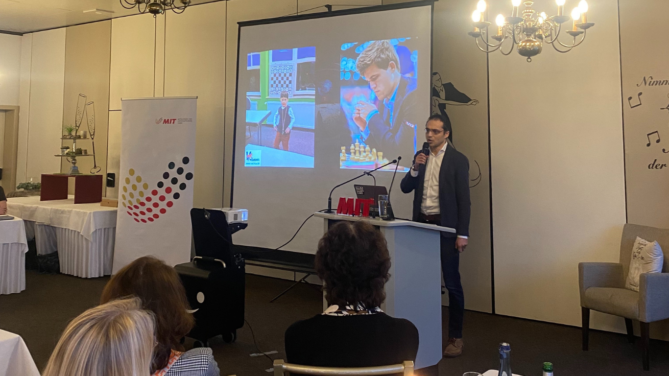 Titelbild zum Artikel: KI im Mittelstand: 9 Hebel aus dem Visbek-Vortrag von Schahab Hosseiny