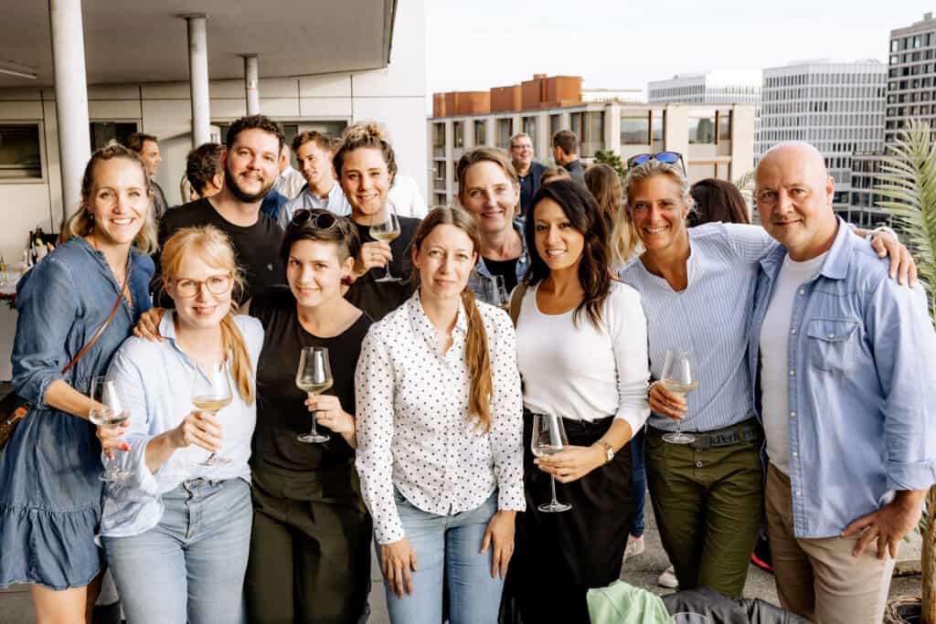 Gäste und Team von Think11 bei der Office-Warming-Party auf der Zürcher Dachterrasse