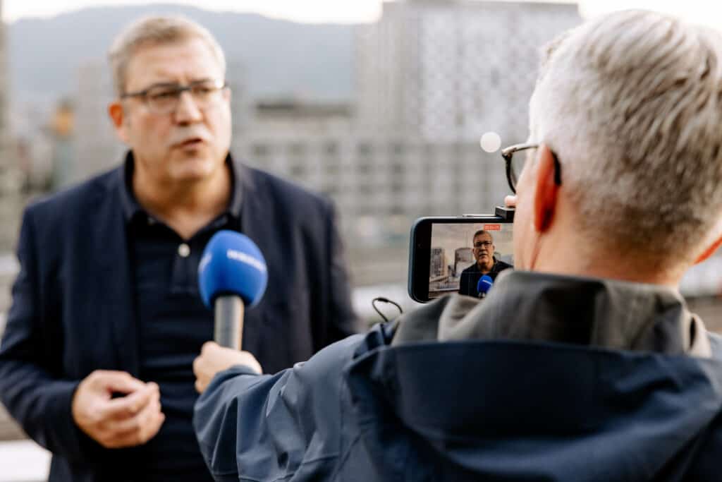 Interview-Situation auf der Dachterrasse beim Think11 Office-Warming in Zürich