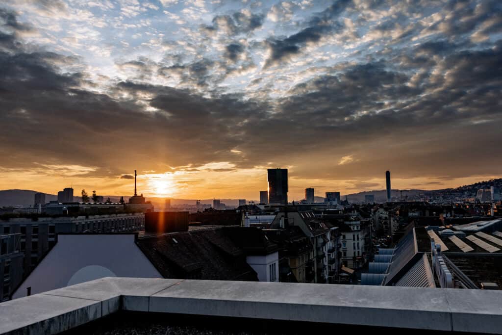 Abendstimmung über Zürich von der Dachterrasse des Think11 Standorts an der Neugasse