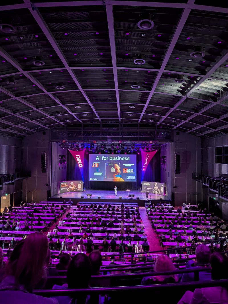 Blick aus dem oberen Rang auf die OMKI 2026 mit voller Mainstage und großem Publikum in der Stadthalle Bielefeld