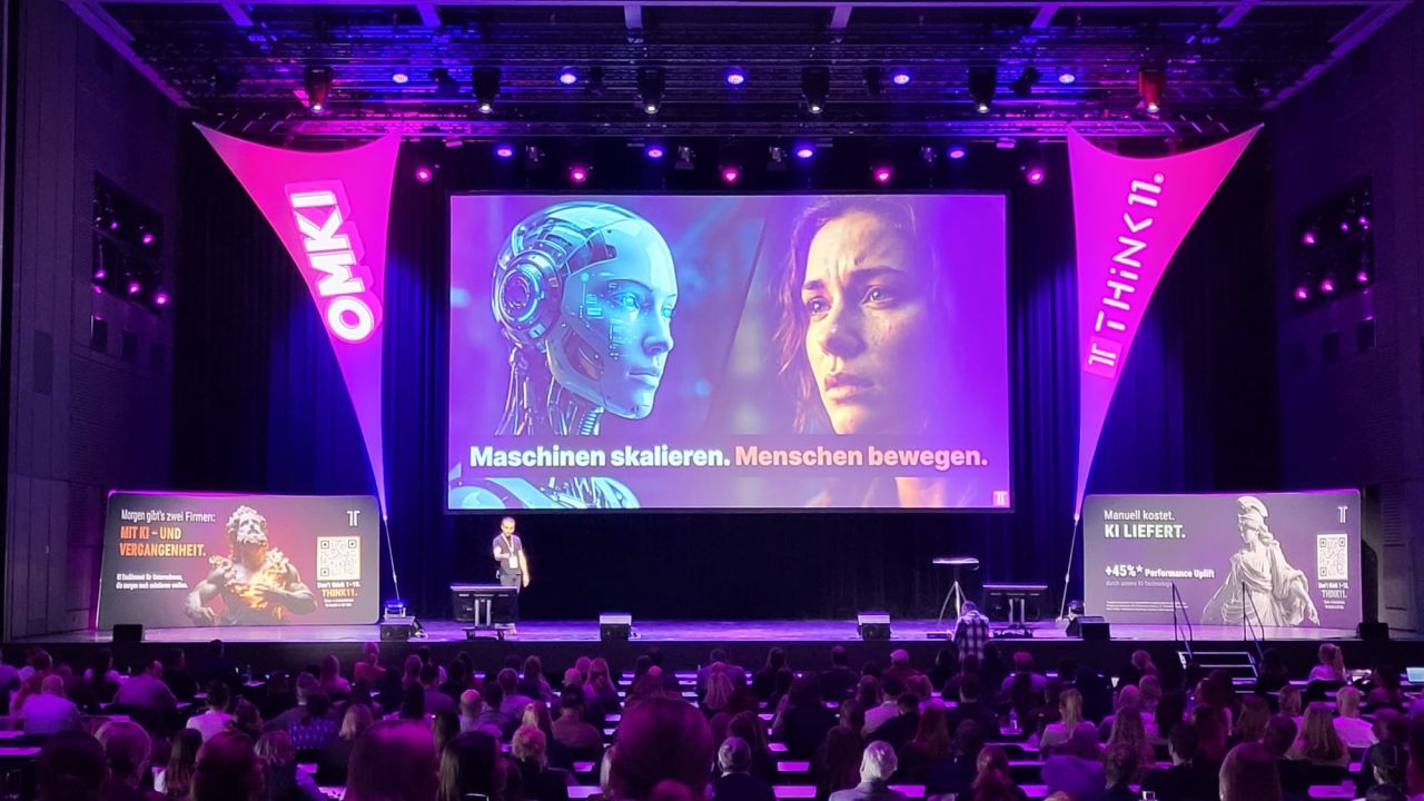 Mainstage der OMKI 2026 mit großem Visual und Publikum in der Stadthalle Bielefeld