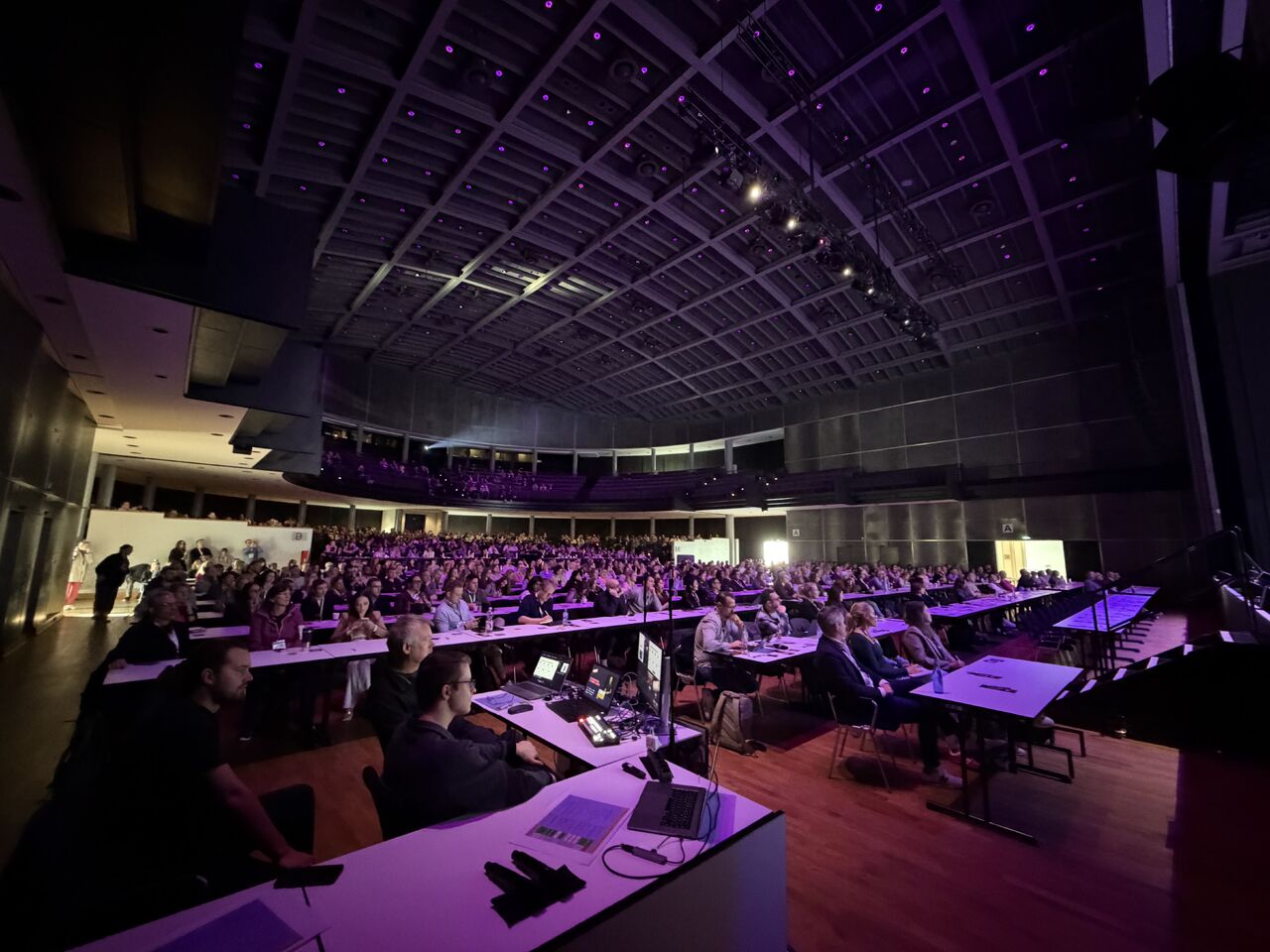 Blick von der Bühne in den gefuellten Saal der OMKI 2026 in Bielefeld